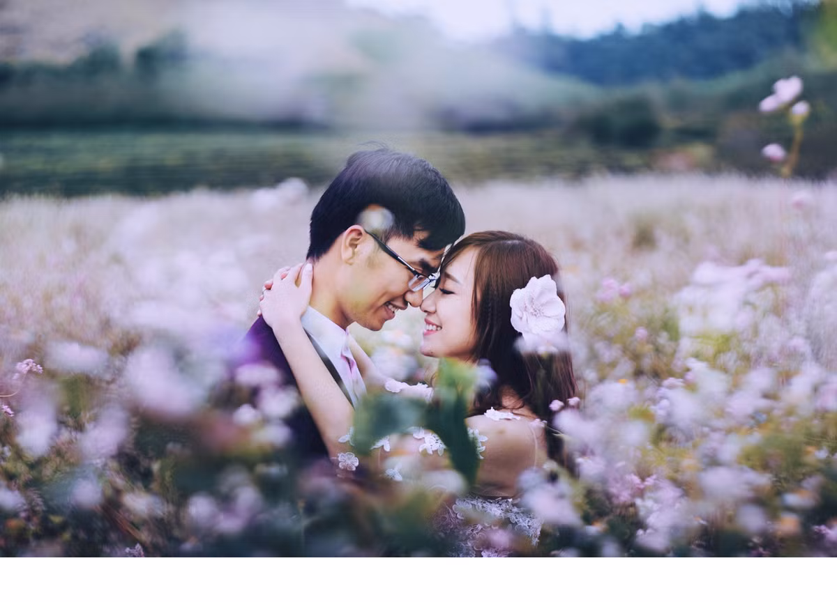 Buổi chụp tương đối vất vả vì thời tiết không ủng hộ, trời mưa và lạnh giữa đợt gió mùa tràn về nhưng bù lại cô dâu chú rể cũng không hề quản ngại vất vả, nhiệt tình hưởng ứng các ý tưởng của nhiếp ảnh đưa ra.