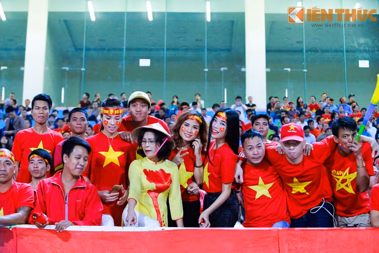 Không khí sôi động trên khán đài sân Mỹ Đình. Ảnh: Anh Sơn.