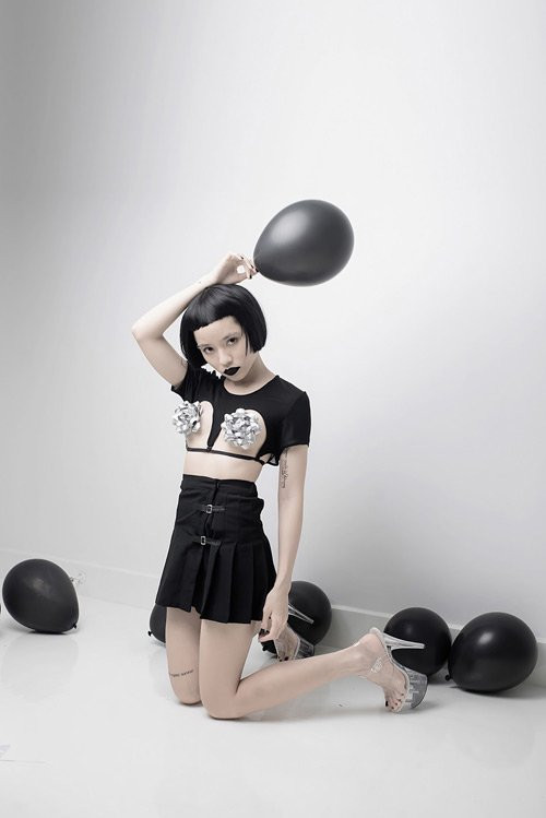 “Xấu lạ” nhưng Mai Nhi vẫn có hơn 240 nghìn người theo dõi trên Instagram, điều này đã minh chứng cho việc dù chẳng giống ai nhưng Mai Nhi vẫn có sức hấp dẫn đặc biệt của riêng mình. Quả thật, trên Instagram, Mai Nhi thường xuyên được khen ngợi là có phong thái của một người mẫu chuyên nghiệp, phù hợp với những concept độc lạ, quái dị.