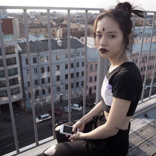 Ở tuổi 18, sở hữu vóc dáng thanh mảnh, khuôn mặt giàu thần thái giống các người mẫu chuyên nghiệp, nhưng nữ sinh Việt tại Singapore Mai Nhi lại rất mê kiểu đánh son đen xì, xỏ khuyên lên mặt, mũi và phong cách thời trang rất quái tính, khiến người đối diện dễ liên tưởng đến ca sĩ Lady Gaga.