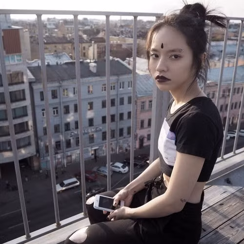 Ở tuổi 18, sở hữu vóc dáng thanh mảnh, khuôn mặt giàu thần thái giống các người mẫu chuyên nghiệp, nhưng nữ sinh Việt tại Singapore Mai Nhi lại rất mê kiểu đánh son đen xì, xỏ khuyên lên mặt, mũi và phong cách thời trang rất quái tính, khiến người đối diện dễ liên tưởng đến ca sĩ Lady Gaga.