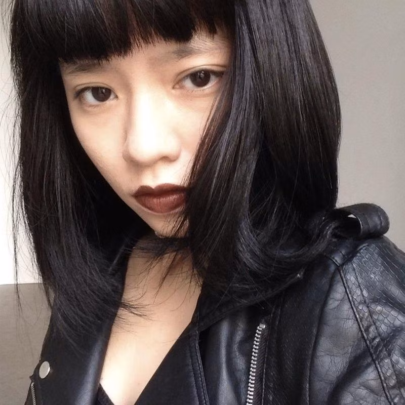 Sang Singapore từ năm 15 tuổi, quen sống tự lập và làm những điều mình thích… Cá tính này đã được thể hiện gần như trọn vẹn thông qua phong cách ăn mặc, quan điểm về thời trang của Mai Nhi, khiến cô có hình ảnh “chẳng giống ai” nhưng không hề tạo ra sự phản cảm.