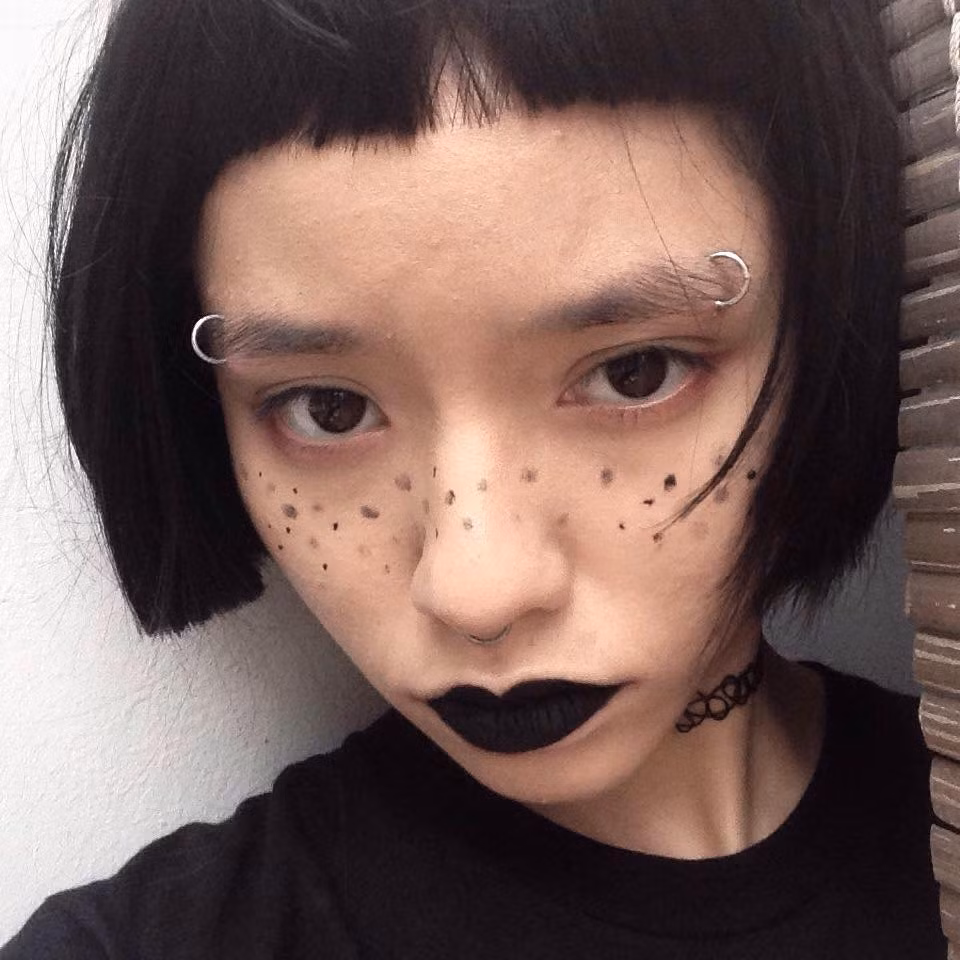 Mai Nhi chia sẻ tạo hình của cô chịu ảnh hưởng khá nhiều từ hình ảnh của những diễn viên, ca sĩ phương Tây thời điểm những năm 1990, đặc biệt là Gwen Stefani, nhóm nhạc Spice Girls. Không chỉ ăn mặc quái dị, Mai Nhi còn thích xỏ khuyên, xăm mình và cô đều coi chúng là một cách giao tiếp, thể hiện bản thân mình với người khác.