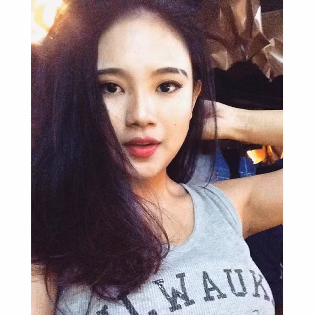 Ngắm nhìn thân hình đạt mức lý tưởng của cô nữ sinh gợi cảm, nhiều người bạn trầm trồ khen ngợi cô và còn mong muốn được nữ sinh gợi cảm này chia sẻ những kinh nghiệm tập luyện, giúp có vóc đáng dẹp, sức khoẻ tốt.