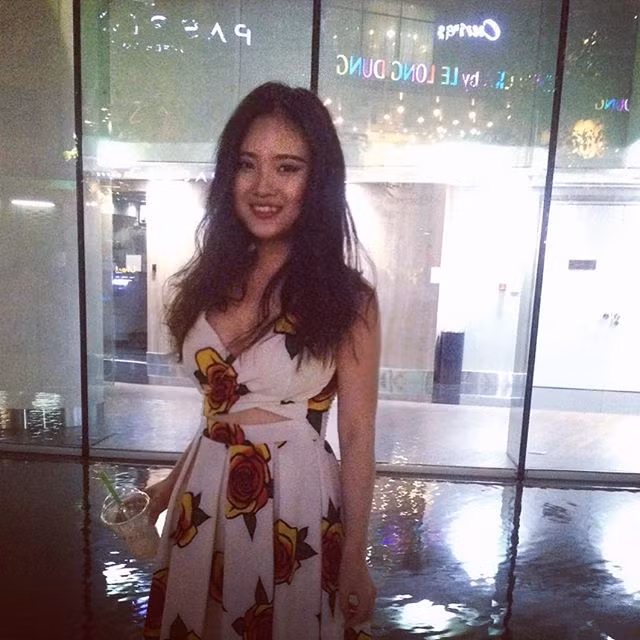 Phương Thảo còn rất chăm chia sẻ những bức ảnh cô mặc đồ thể thao, “tự sướng” trong phòng tập gym, lúc tập luyện, cho thấy niềm đam mê, niềm vui trong lúc rèn luyện thân thể của cô. Nữ sinh Sài thành xinh đẹp này còn rất thích mặc váy đầm, váy dạ hội tôn dáng nuột nà.