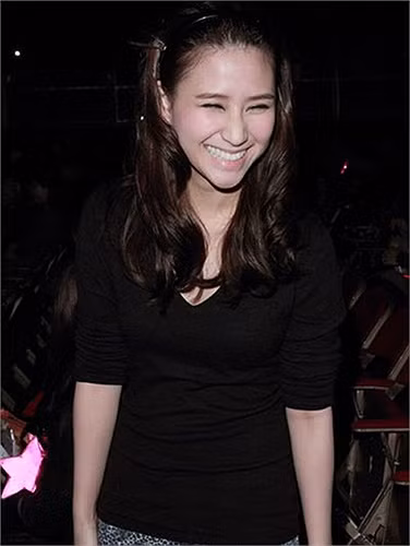 Cô là sinh viên tại Đại học London với tài năng được đánh giá cao.