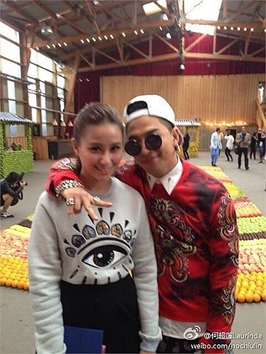 Laurinda chụp ảnh cùng ca sĩ Taeyang của nhóm Big Bang trong một sự kiện.