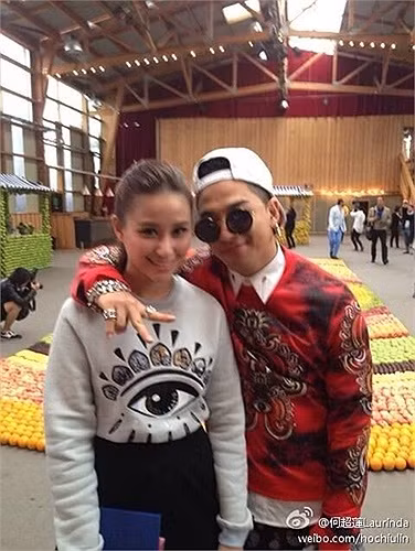 Laurinda chụp ảnh cùng ca sĩ Taeyang của nhóm Big Bang trong một sự kiện.