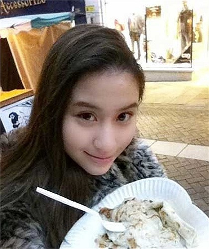 Ái nữ này sinh năm 1991, là người có phong cách thời trang sành điệu, xinh đẹp xếp sau con gái Alice của ông Stanley Ho.