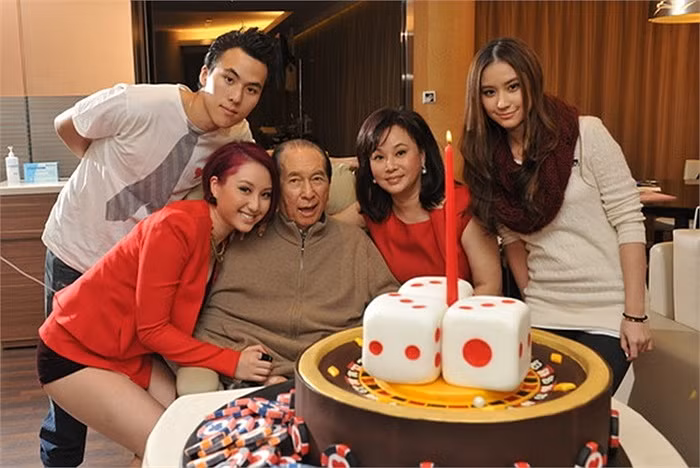 Laurinda trong một bức ảnh chụp cùng bố và gia đình. Ông Stanley Ho là người giàu có tiếng với khổi tài sản hàng tỷ USD.
