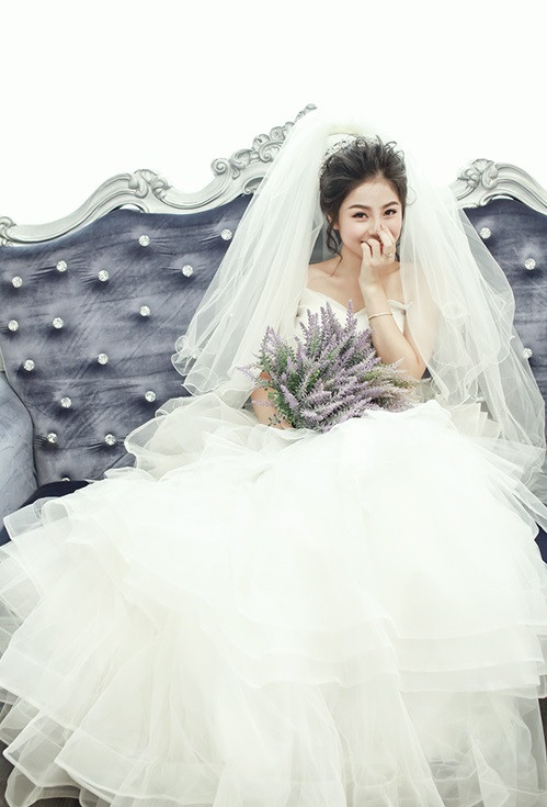 Vợ sắp cưới của Ba Duy là Nguyễn Nam Thương, sinh năm 1996, sinh viên trường Đại học Sân khấu Điện ảnh, Hà Nội. Hot girl Thanh Hóa Nam Thương, nổi bật với khuôn mặt barbie, ngoại hình trẻ hơn tuổi thật rất nhiều.