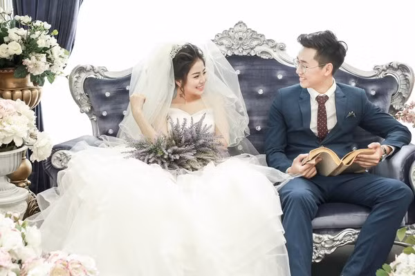 Ảnh cưới được thực hiện ở một phim trường nổi tiếng ở Hà Nội, nơi có nhiều khung cảnh tranh trí vừa lãng mạn vừa rất phong cách với các đạo cụ cực “chất”. Ba Duy trong bộ ảnh rất bảnh bao, nhưng vẫn phảng phất chất lãng tử hào hoa. Nam Thương lại trông đằm thắm, duyên dáng, rất khác so với tạo hình babie thường thấy.