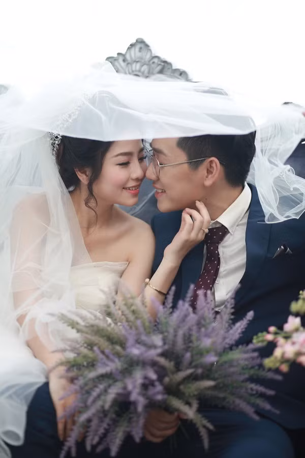 Bộ ảnh vừa thể hiện sự lãng mạn, ngọt ngào và hạnh phúc của cặp đôi sắp lên xe hoa, nhưng cũng "lột tả" được vẻ nhắng nhít, dễ thương, hài hước vốn có của cả hai cùng với bạn bè mình.