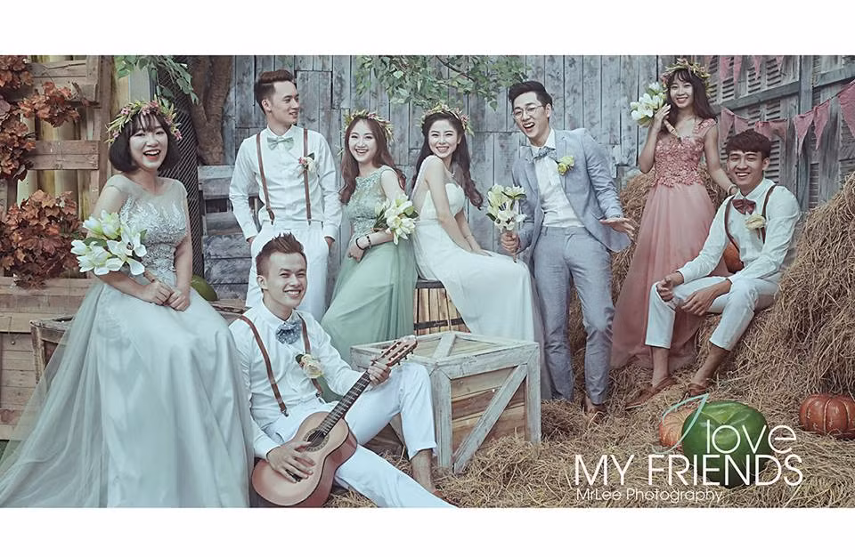 Trong bộ ảnh cưới của cặp đôi trai xinh gái đẹp này còn có sự xuất hiện của những phù dâu, phù rể rất đáng yêu.
