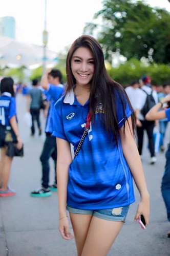 Hot girl Thái Lan gây sốt tại sân Mỹ Đình tên thật là Wariya Wongputtha. Cô là người yêu của tiền vệ đội tuyển Thái Lan, Sanrawat Dechmitr. Cặp đôi này đã gắn bó với nhau từ năm 2013 và là một cặp trai tài gái sắc khá nổi tiếng ở Thái Lan.
