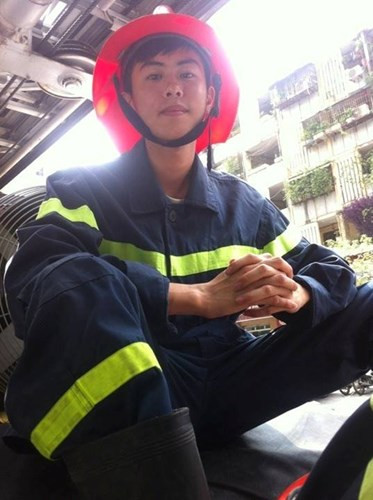 Theo tìm hiểu, nhân vật chính trong bức ảnh gây sốt mạng vừa qua tên thật là Phạm Đức Anh, một cảnh sát phòng cháy chữa cháy sinh năm 1995. Còn rất trẻ nhưng với công việc đặc biệt, Đức Anh luôn cho thấy sự hết mình, không ngại hiểm nguy giống như bao lính cứu hoả khác.