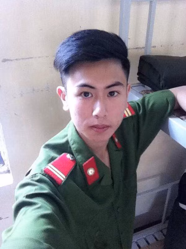 Đức Anh được khen ngợi là dũng cảm, ngoài ra vẻ điển trai, thư sinh của chàng cảnh sát phòng cháy chữa cháy trẻ tuổi này cũng khiến không ít cô gái tò mò. Trong bức ảnh “khuôn mặt của năm” nụ cười rạng rỡ của Đức Anh đối lập hoàn toàn với khuôn mặt nhọ nhem tạo nên ấn tượng tốt đẹp.