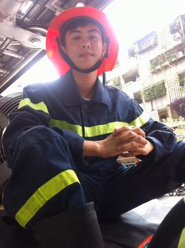 Ngay sau đó, anh lính cứu hoả hot boy, cười tươi rói được dân mạng truy tìm thông tin. Sự tò mò và cảm kích khiến các bạn trẻ không tốn nhiều thời gian để có được những thông tin và một số bức ảnh đời thường của anh lính cứu hoả trẻ tuổi, làm việc hết mình này.