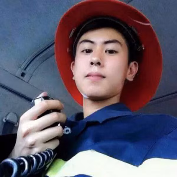 Theo tìm hiểu, nhân vật chính trong bức ảnh gây sốt mạng vừa qua tên thật là Phạm Đức Anh, một cảnh sát phòng cháy chữa cháy sinh năm 1995. Còn rất trẻ nhưng với công việc đặc biệt, Đức Anh luôn cho thấy sự hết mình, không ngại hiểm nguy giống như bao lính cứu hoả khác.