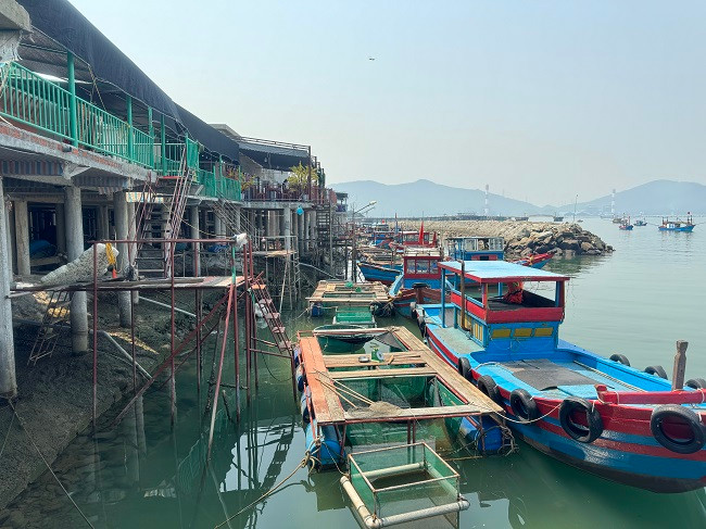 Khu ẩm thực Vũng Áng hiện có gần 20 bè nổi kinh doanh mực nháy. Ngoài việc được thưởng thức ẩm thực tươi ngon, đến với khu vực nhà bè Vũng Áng, xã Kỳ Lợi, du khách có thể ngắm cảnh, check-in lưu lại những khoảnh khắc đẹp ở những bãi đá ven bờ hoặc cảnh hoàng hôn ngay trên bè mực.