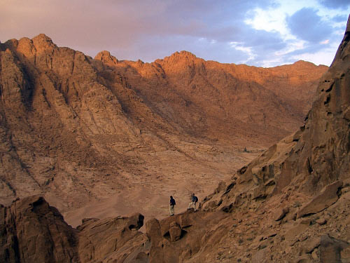 Núi Sinai nằm giữa bán đảo Sinai, Ai Cập được cho là nơi nhận được 10 điều răn từ Chúa. Rất nhiều nhà khảo cổ đã tìm kiếm nơi xảy ra bí tích tại nơi đây nhưng tất cả đều đi vào ngõ cụt.
