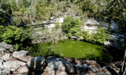 Giếng Segrado ở Mexico được tạo ra từ một hang đá vôi tự nhiên. Người dân nơi đây coi miệng giếng là cánh cửa đến với thế giới khác. Họ thường thả vật quý và cả người xuống để tế thần.