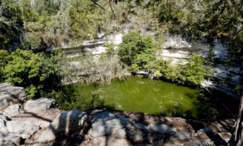 Giếng Segrado ở Mexico được tạo ra từ một hang đá vôi tự nhiên. Người dân nơi đây coi miệng giếng là cánh cửa đến với thế giới khác. Họ thường thả vật quý và cả người xuống để tế thần.