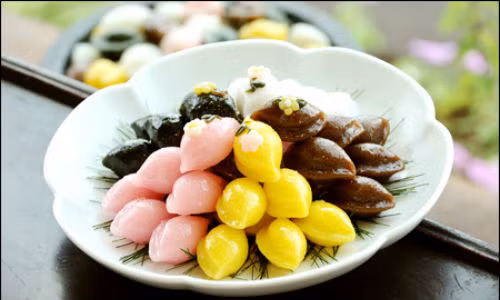 Bánh trung thu của Hàn Quốc có hình vầng trăng khuyết, với tên gọi Songpyeon. Bánh được làm từ bột gạo nếp, nhân mè, mật ong, hoặc đậu đỏ.