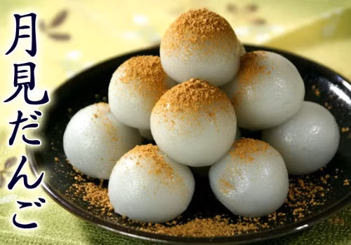 Vào ngày rằm trung thu, người Nhật thường ăn bánh Tsukimi Dango. Bánh sau khi làm xong được xếp thành tháp để cúng. Sau đó đem nướng sơ cho giòn rồi quết đường, mật lên, ăn kèm với bột đậu nành, đồng thời thưởng thức cùng trà xanh.