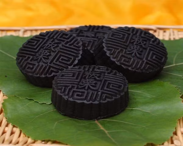 Màu bánh đen xì là do được chế biến từ bột than tre của người Trung Quốc. Người ta cho rằng chiếc bánh trung thu này có khả năng hút độc tố bên trong cơ thể.