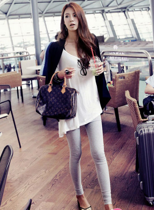 Cuốn hút và tinh tế khi mix quần legging với áo blazer.