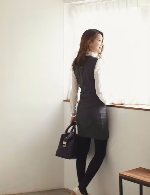 Legging, váy ngắn và áo sơ mi bên trong cho bạn gái dịu dàng ngày se lạnh.