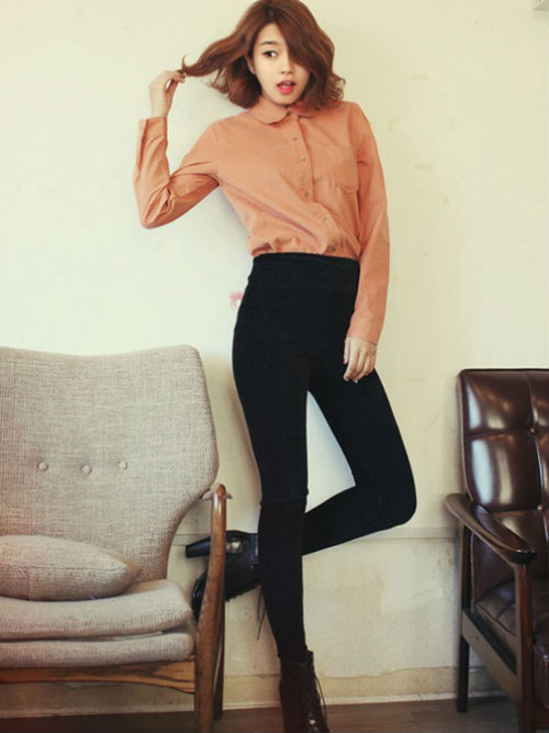 Legging cạp cao sơ vin cùng áo sơ mi dài tay giúp kéo dài đôi chân bạn nữ.