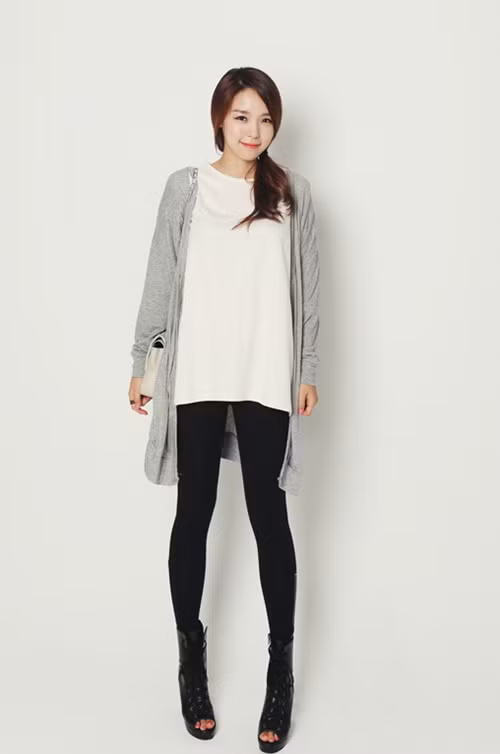 Áo cardigan dáng dài cùng legging.