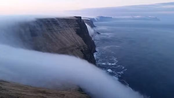 Ở Iceland tồn tại một thác nước vô cùng huyền ảo, đó là thác sương mù. Hiện tượng sương mù chỉ xảy ra khi lớp sương lạnh gặp không khí nóng với gió mạnh đổ xuống mặt biển, tạo thành một dòng thác lạ mắt.