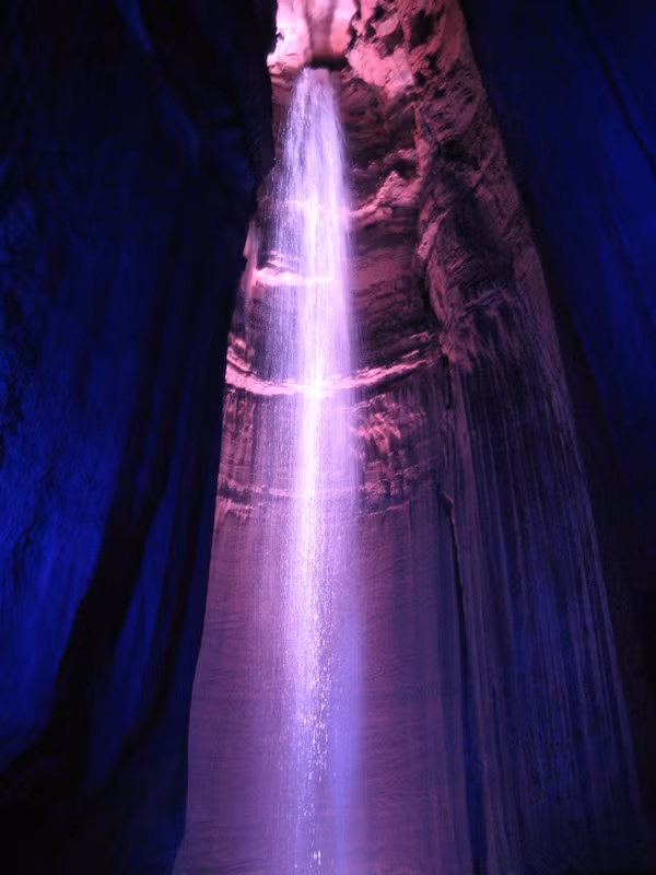 Thác Ruby tại tiểu bang Tennessee (Mỹ), là thác nước sâu nhất dưới lòng đất với độ sâu 365 mét. Đặc biệt, thác không có lỗ hở tự nhiên.