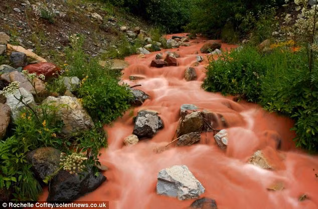 Những cơn mưa xối xả vào lớp đá trầm tích đỏ trong hồ Wateron trên thác nước Aameron Falls đã vô tình tạo thành màu nước đỏ đẹp mắt.