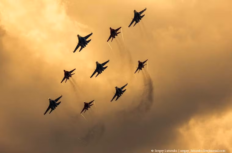 Đội hình hỗn hợp phi đội Russkie Vityazi và Strizhi Không quân Nga trên bầu trời.