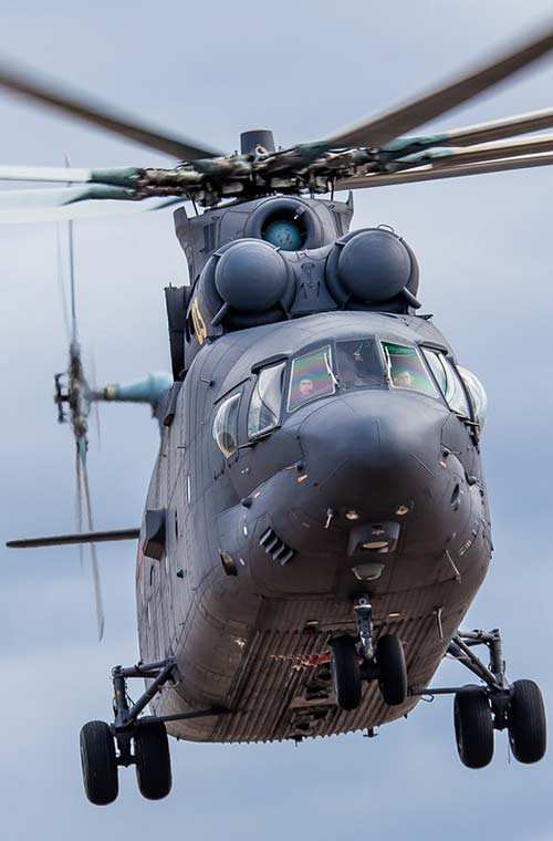 Cận cảnh trực thăng khổng lồ Mi-26 với màu sơn đen bạc huyền bí.