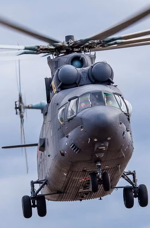 Cận cảnh trực thăng khổng lồ Mi-26 với màu sơn đen bạc huyền bí.