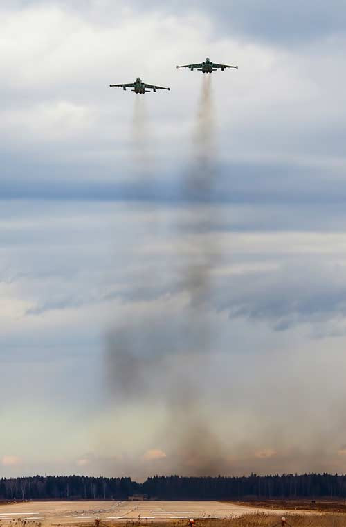 Không chỉ các phi đội biểu diễn, các đơn vị Không quân Nga cùng tham gia duyệt binh 9/5 cũng đang miệt mài huấn luyện. Trong ảnh là biên đội cường kích Su-25 cất cánh từ sân bay.