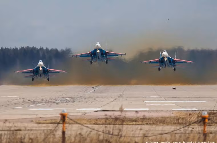 Phi doi Vityazi, Strizhi Khong quan Nga hoi ha luyen duyet binh