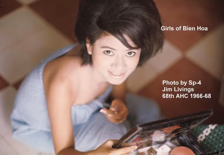 Một người đẹp Việt Nam khiêu gợi với chiếc khăn tắm mỏng manh quấn trên người.