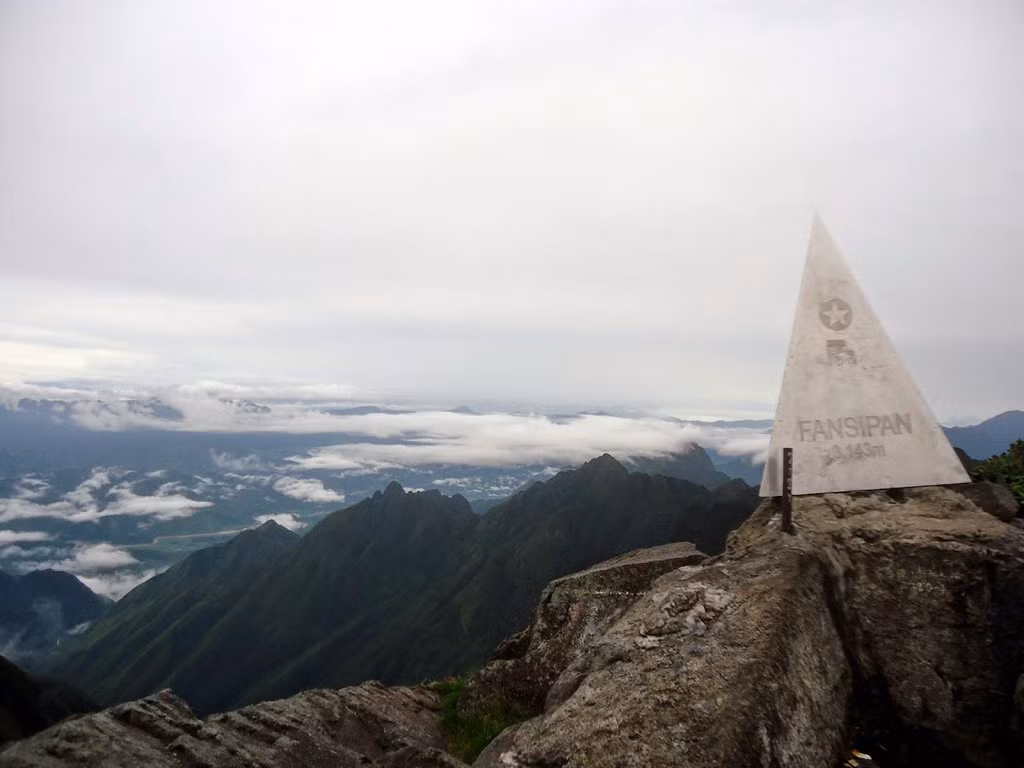 Trên đỉnh Fansipan. Ảnh: Renly James Yosua - Blogspot.