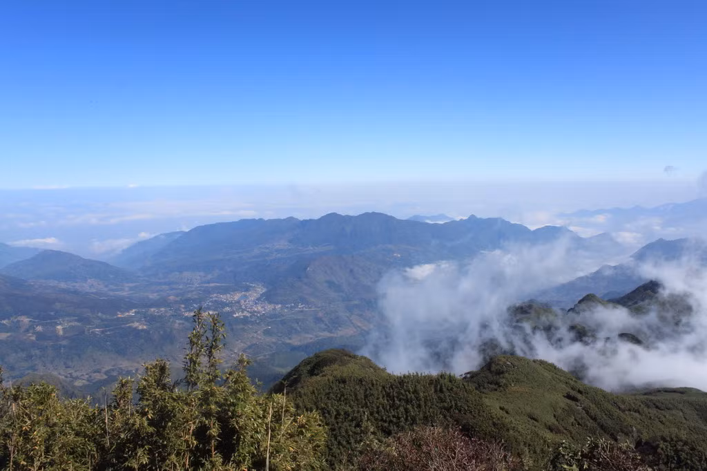 Trên đường chinh phục Fansipan. Ảnh: Esther y Víctor - Blogspot.