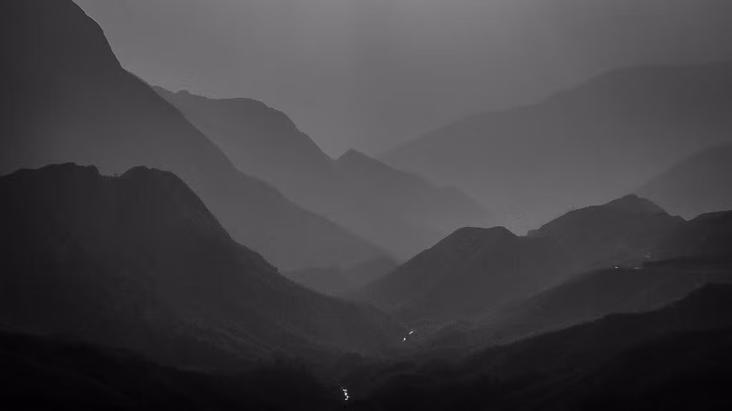 Vúng núi Hoàng Liên Sơn trong buổi sáng mù sương. Ảnh: Ayan Villafuerte - 500px.com.