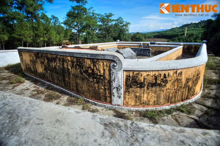 Bửu Thành là các vòng thành kiên cố bao bọc mộ phần.