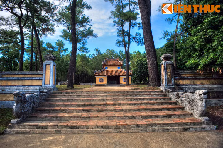 Bên trái khu lăng là Bi Đình (nha bia).