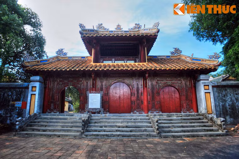 Minh Thành nghĩa là "sự hoàn thiện rực rỡ". Đây là nơi thờ vua Gia Long và hoàng hậu thứ nhất.