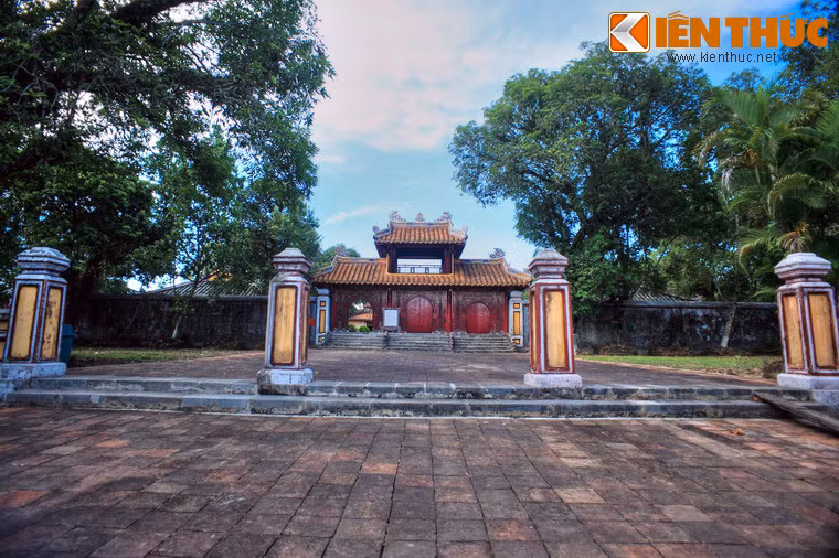 Bên phải khu lăng là khu vực tẩm điện với điện Minh Thành là trung tâm.